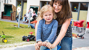 Frau und Tochter am Spielplatz Hotel Regina Maris Norden Norddeich