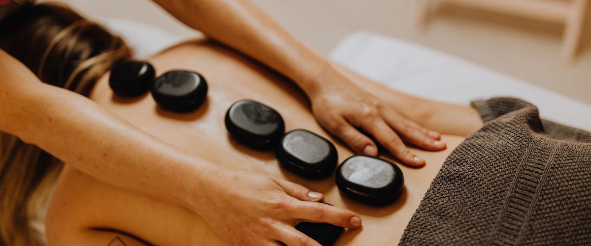 Person entspannt bei einer Hot-Stone-Massage